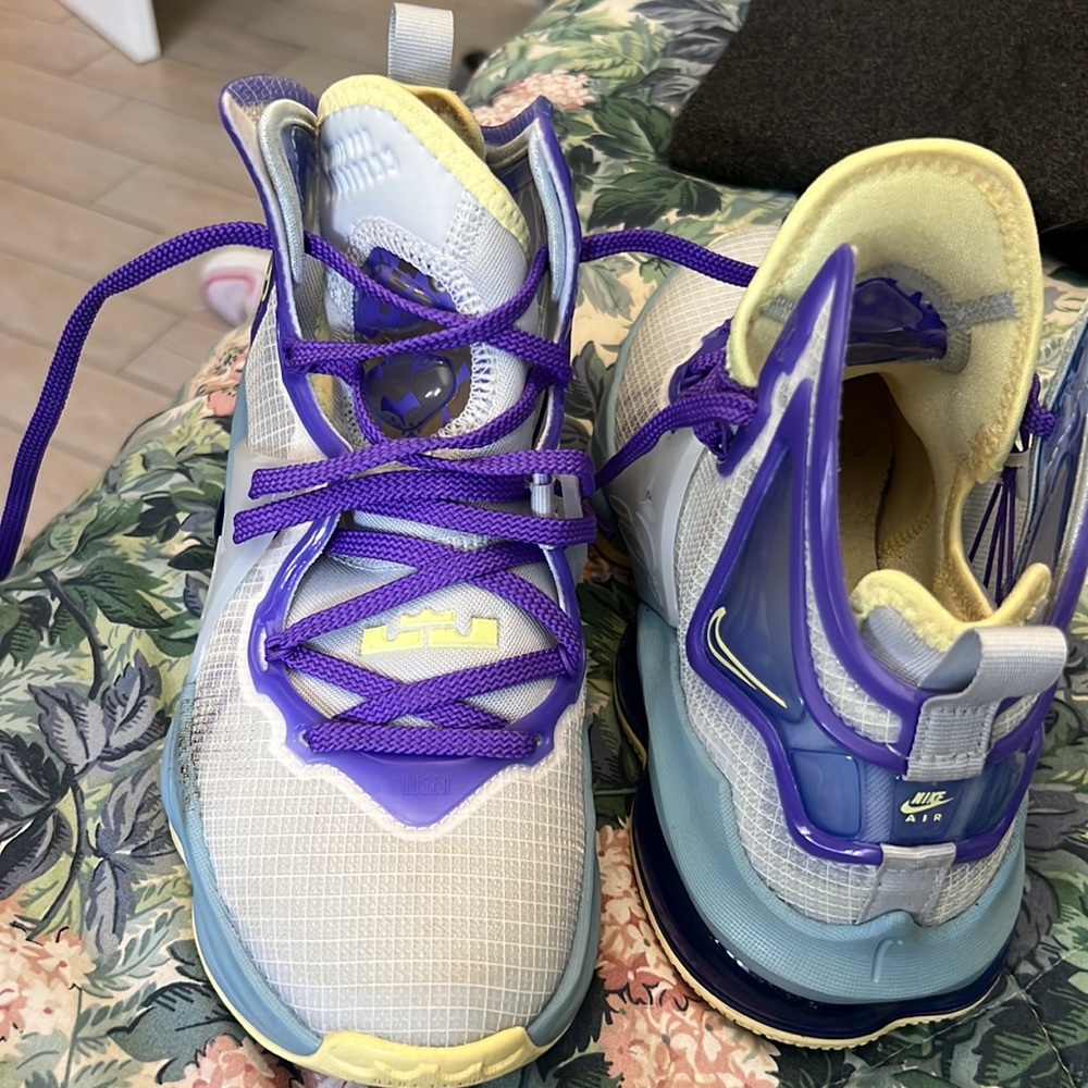 Nike Kids Lebron 19 (GS) Basketball Shoe Size 4Y